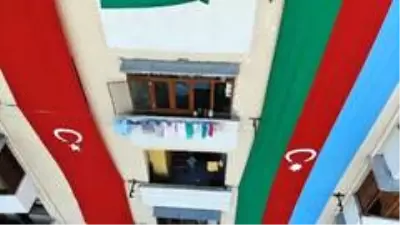 - Karabağ göçmeni yarım asırlık terziden dev bayraklı destek - Karabağ göçmeni yarım asırlık terziden dev bayraklı destek