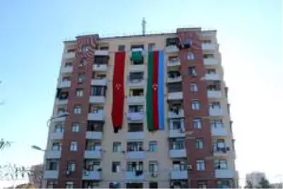 - Karabağ göçmeni yarım asırlık terziden dev bayraklı destek - Karabağ göçmeni yarım asırlık terziden dev bayraklı destek