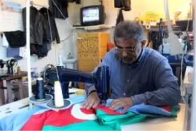 - Karabağ göçmeni yarım asırlık terziden dev bayraklı destek - Karabağ göçmeni yarım asırlık terziden dev bayraklı destek