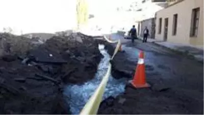 Kars'ta içme suyu şebekesi patladı Kars'ta içme suyu şebekesi patladı