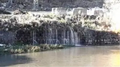 Kars'ta içme suyu şebekesi patladı Kars'ta içme suyu şebekesi patladı