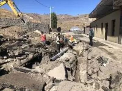 Kars'ta içme suyu şebekesi patladı Kars'ta içme suyu şebekesi patladı
