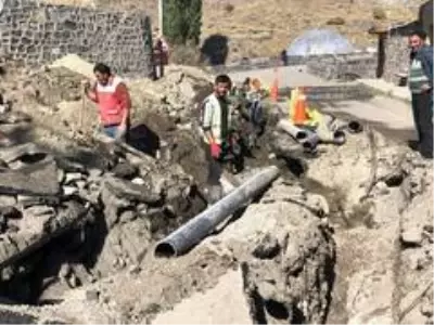 Kars'ta içme suyu şebekesi patladı Kars'ta içme suyu şebekesi patladı