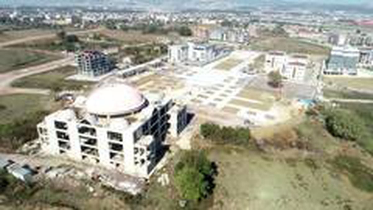 Kartepe kent meydanında çalışmalar sürüyor