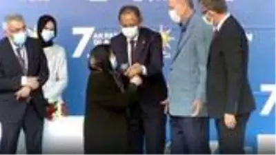 Kongrede sahneye çıkan yaşlı kadın Erdoğan'dan ricada bulundu: Damadına benim için sarıl Kongrede sahneye çıkan yaşlı kadın Erdoğan'dan ricada bulundu: Damadına benim için sarıl