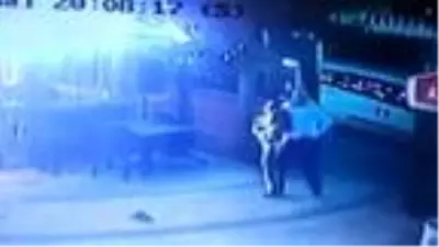Son dakika! Köpeğini gezdirirken kedi saldırısına uğrayan adamın korku dolu anları kamerada Son dakika! Köpeğini gezdirirken kedi saldırısına uğrayan adamın korku dolu anları kamerada