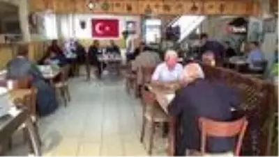 Köpekten annelik dersi...Lokanta sahibinin verdiği yemeği poşet içinde yavrularına taşıyor Köpekten annelik dersi...Lokanta sahibinin verdiği yemeği poşet içinde yavrularına taşıyor