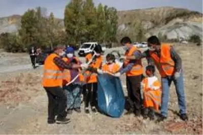 Köylülerden çevre temizliği Köylülerden çevre temizliği