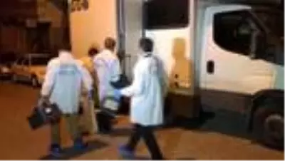 Küçükçekmece'de eşini bıçaklayarak öldürdüğü iddia edilen kişi gözaltına alındı Küçükçekmece'de eşini bıçaklayarak öldürdüğü iddia edilen kişi gözaltına alındı