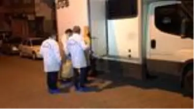 Küçükçekmece'de eşini bıçaklayarak öldürdüğü iddia edilen kişi gözaltına alındı Küçükçekmece'de eşini bıçaklayarak öldürdüğü iddia edilen kişi gözaltına alındı
