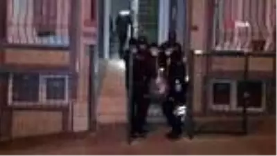 Küçükçekmece'de kadın cinayeti: Tartıştığı karısını defalarca bıçakladı Küçükçekmece'de kadın cinayeti: Tartıştığı karısını defalarca bıçakladı