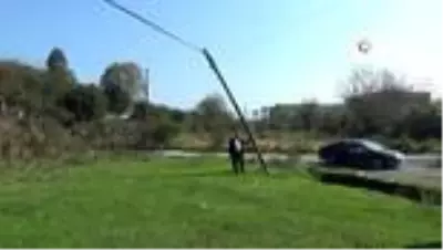 Mahalle sakinleri telefon direklerinin yıkılacağı korkusuyla yaşıyor Mahalle sakinleri telefon direklerinin yıkılacağı korkusuyla yaşıyor