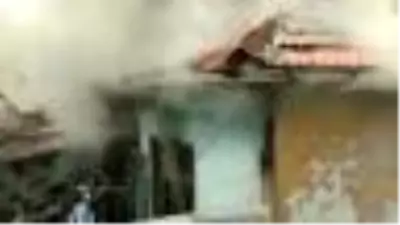 İtfaiye, metruk binadaki yangını söndürmek için kapıyı kırdı İtfaiye, metruk binadaki yangını söndürmek için kapıyı kırdı