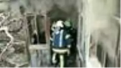 İtfaiye, metruk binadaki yangını söndürmek için kapıyı kırdı İtfaiye, metruk binadaki yangını söndürmek için kapıyı kırdı