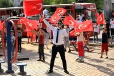 Mobil etkinlik otobüsü 29 Ekim coşkusunu caddelere taşıdı Mobil etkinlik otobüsü 29 Ekim coşkusunu caddelere taşıdı