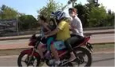 Son dakika haberleri | Motosiklet üzerinde 2'si çocuk 4 kişinin tehlikeli yolculuğu kamerada Son dakika haberleri | Motosiklet üzerinde 2'si çocuk 4 kişinin tehlikeli yolculuğu kamerada