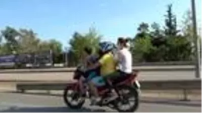 Son dakika haberleri | Motosiklet üzerinde 2'si çocuk 4 kişinin tehlikeli yolculuğu kamerada Son dakika haberleri | Motosiklet üzerinde 2'si çocuk 4 kişinin tehlikeli yolculuğu kamerada