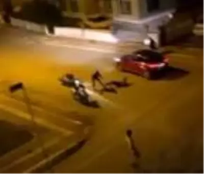 Motosiklete takılıp düştü, otomobilin altında kalmaktan son anda kurtuldu Motosiklete takılıp düştü, otomobilin altında kalmaktan son anda kurtuldu