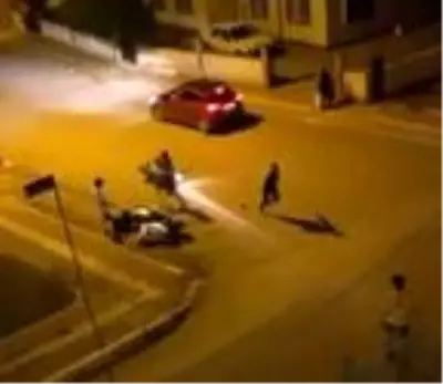 Motosiklete takılıp düştü, otomobilin altında kalmaktan son anda kurtuldu Motosiklete takılıp düştü, otomobilin altında kalmaktan son anda kurtuldu
