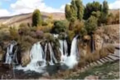 Muradiye Şelalesi'nde sonbahar güzelliği Muradiye Şelalesi'nde sonbahar güzelliği