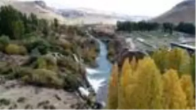 Muradiye Şelalesi'nde sonbahar güzelliği Muradiye Şelalesi'nde sonbahar güzelliği