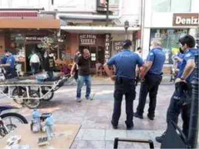 Hurdacı, sokak ortasında önce kollarını kesti sonra jileti boğazına dayadı Hurdacı, sokak ortasında önce kollarını kesti sonra jileti boğazına dayadı