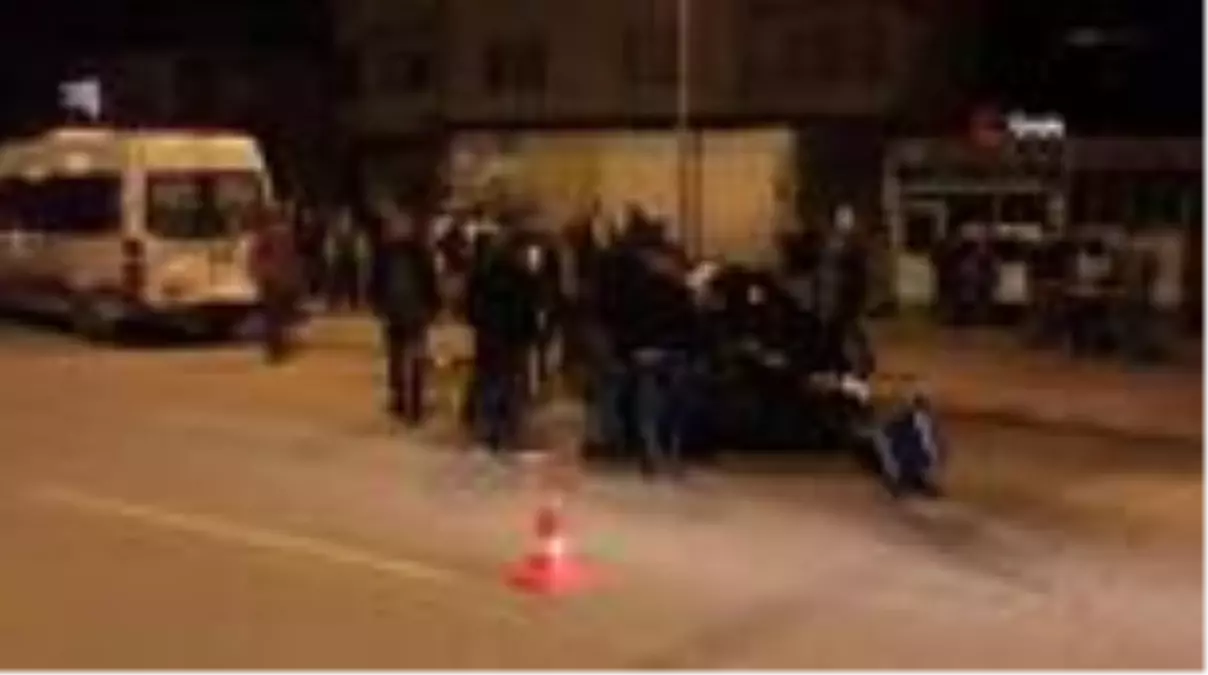 Son dakika haberi... Otomobil park halindeki minibüse arkadan çarptı: 1 ölü, 1 yaralı