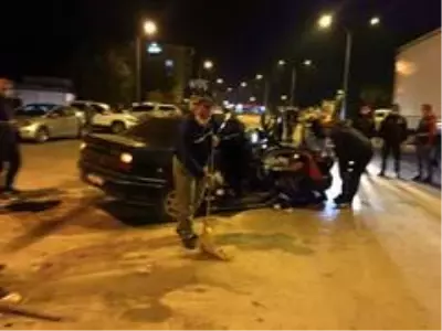 Otomobil park halindeki minibüse arkadan çarptı: 1 ölü, 1 yaralı Otomobil park halindeki minibüse arkadan çarptı: 1 ölü, 1 yaralı