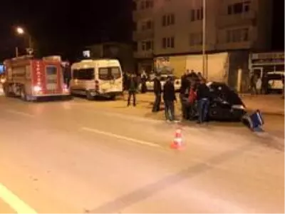 Otomobil park halindeki minibüse arkadan çarptı: 1 ölü, 1 yaralı Otomobil park halindeki minibüse arkadan çarptı: 1 ölü, 1 yaralı