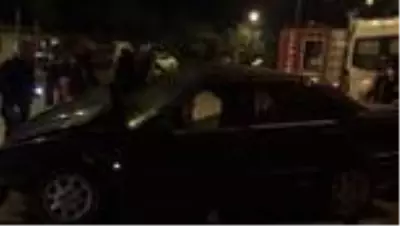 Otomobil park halindeki minibüse çarptı: 1 ölü, 1 yaralı Otomobil park halindeki minibüse çarptı: 1 ölü, 1 yaralı