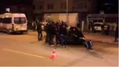 Otomobil park halindeki minibüse çarptı: 1 ölü, 1 yaralı Otomobil park halindeki minibüse çarptı: 1 ölü, 1 yaralı