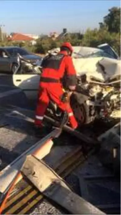 Otomobil, TIR'a arkadan çarptı: 1 ölü, 3 yaralı Otomobil, TIR'a arkadan çarptı: 1 ölü, 3 yaralı