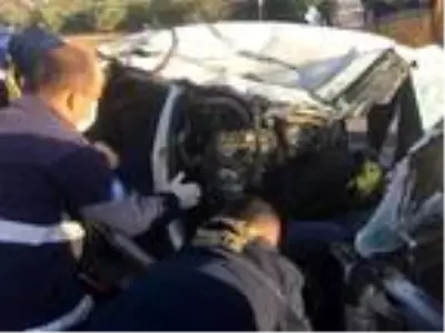 Otomobil, TIR'a arkadan çarptı: 1 ölü, 3 yaralı Otomobil, TIR'a arkadan çarptı: 1 ölü, 3 yaralı