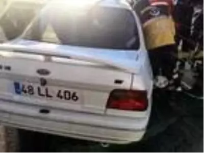 Otomobil, TIR'a arkadan çarptı: 1 ölü, 3 yaralı Otomobil, TIR'a arkadan çarptı: 1 ölü, 3 yaralı