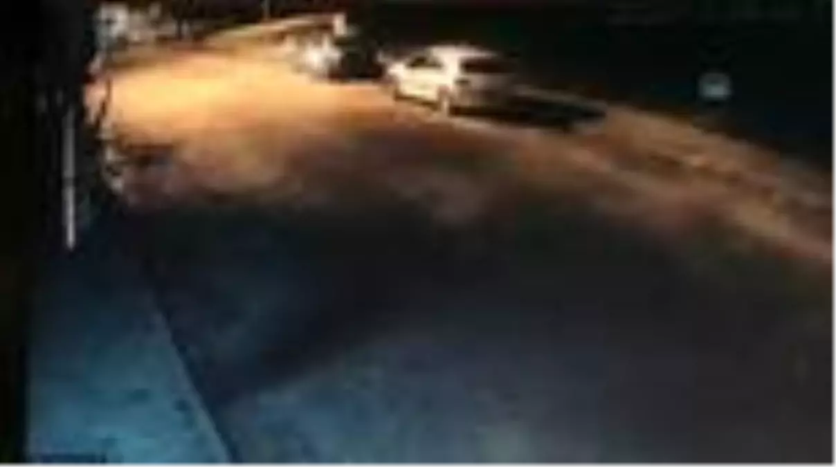 Otomobile çarpıp yola savrulan motosikletli yoluna devam etti