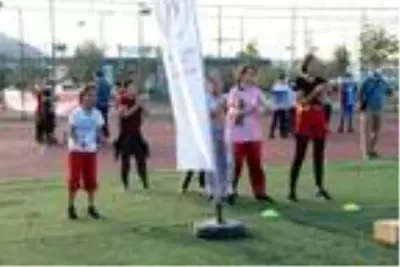 Pandemide evde kalan çocuklar, 'zorvayvır' parkurunda eğlendi Pandemide evde kalan çocuklar, 'zorvayvır' parkurunda eğlendi