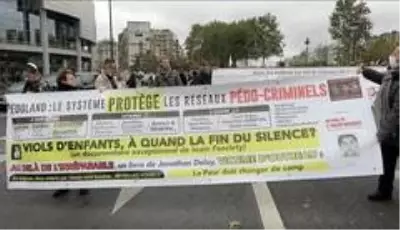 Son dakika! - Paris'te çocukları hükümet tarafında ellerinden alınan ailelerden protesto Son dakika! - Paris'te çocukları hükümet tarafında ellerinden alınan ailelerden protesto