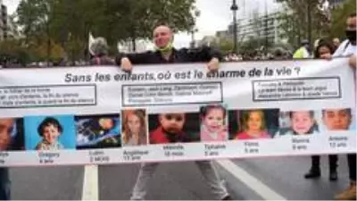 Son dakika! - Paris'te çocukları hükümet tarafında ellerinden alınan ailelerden protesto Son dakika! - Paris'te çocukları hükümet tarafında ellerinden alınan ailelerden protesto
