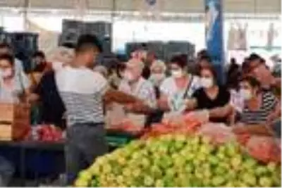 Semt pazarlarındaki kalabalık vatandaşı isyan ettirdi: Pazar değil, sanki korona partisine geldik Semt pazarlarındaki kalabalık vatandaşı isyan ettirdi: Pazar değil, sanki korona partisine geldik