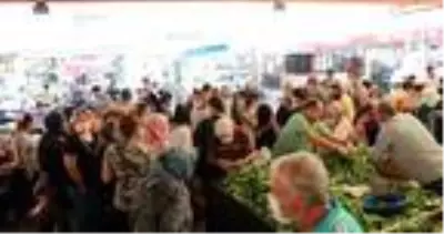 Semt pazarlarındaki kalabalık vatandaşı isyan ettirdi: Pazar değil, sanki korona partisine geldik Semt pazarlarındaki kalabalık vatandaşı isyan ettirdi: Pazar değil, sanki korona partisine geldik