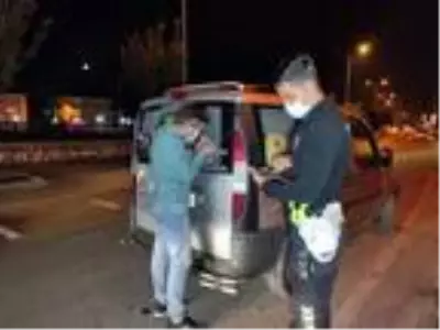 Polis kontrolünü görünce otomobilini bırakıp kaçtı Polis kontrolünü görünce otomobilini bırakıp kaçtı