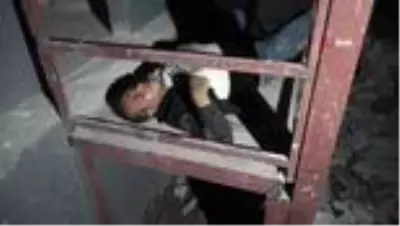 Polisten kaçan hırsız inşaattan düşüp yaralandı Polisten kaçan hırsız inşaattan düşüp yaralandı
