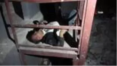 Polisten kaçan hırsız inşaattan düşüp yaralandı Polisten kaçan hırsız inşaattan düşüp yaralandı