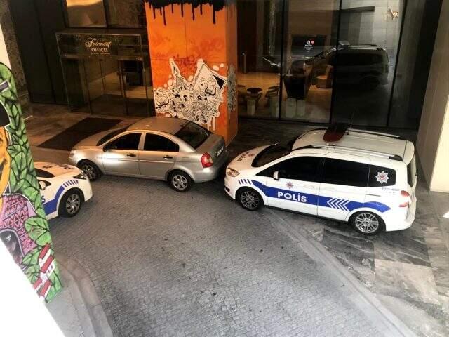 Şişli'de lüks rezidansa silahlı saldırı: 2'si kadın 3 kişi yaralandı Şişli'de lüks rezidansa silahlı saldırı: 2'si kadın 3 kişi yaralandı