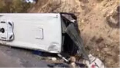 Sivas'ta işçi servisi devrildi: 26 yaralı (2)
