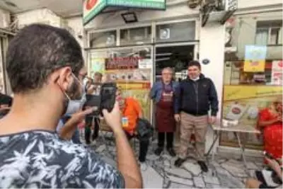 Sosyal medya fenomenleri Buca sokaklarında Sosyal medya fenomenleri Buca sokaklarında