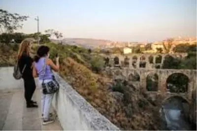 Sosyal medya fenomenleri Buca sokaklarında Sosyal medya fenomenleri Buca sokaklarında