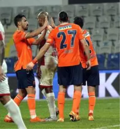 Süper Lig: Medipol Başakşehir: 4 Antalyaspor: 1 (İlk yarı) Süper Lig: Medipol Başakşehir: 4 Antalyaspor: 1 (İlk yarı)