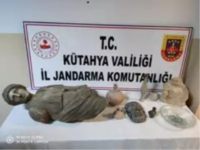 Tarihi eserleri kendi eliyle teslim etti Tarihi eserleri kendi eliyle teslim etti