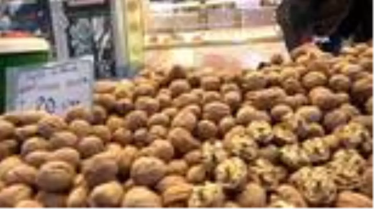 Tezgahlarda geçen yılın fiyatıyla yerini alan cevize rağbet büyük